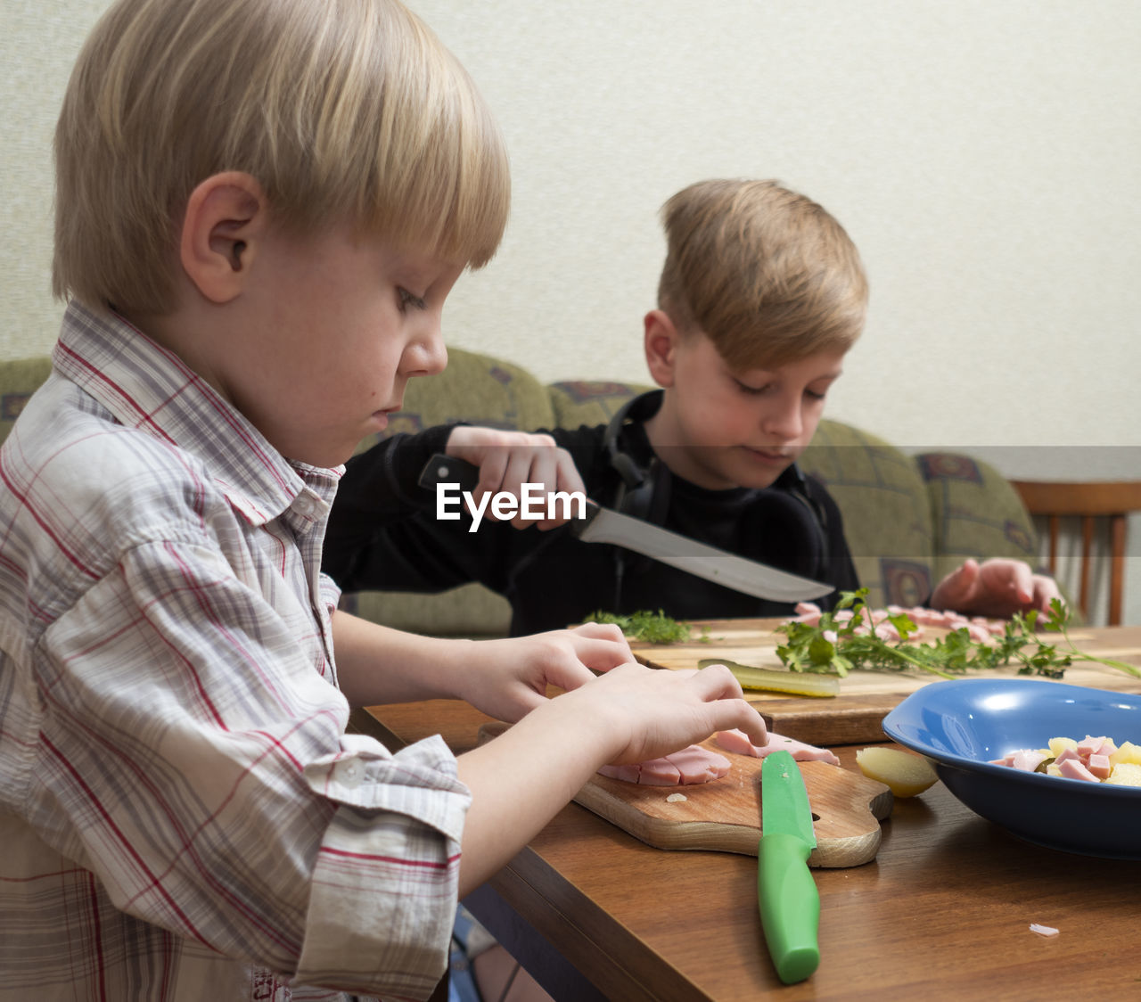 HIGH ANGLE VIEW OF FRIENDS ON TABLE AT HOME