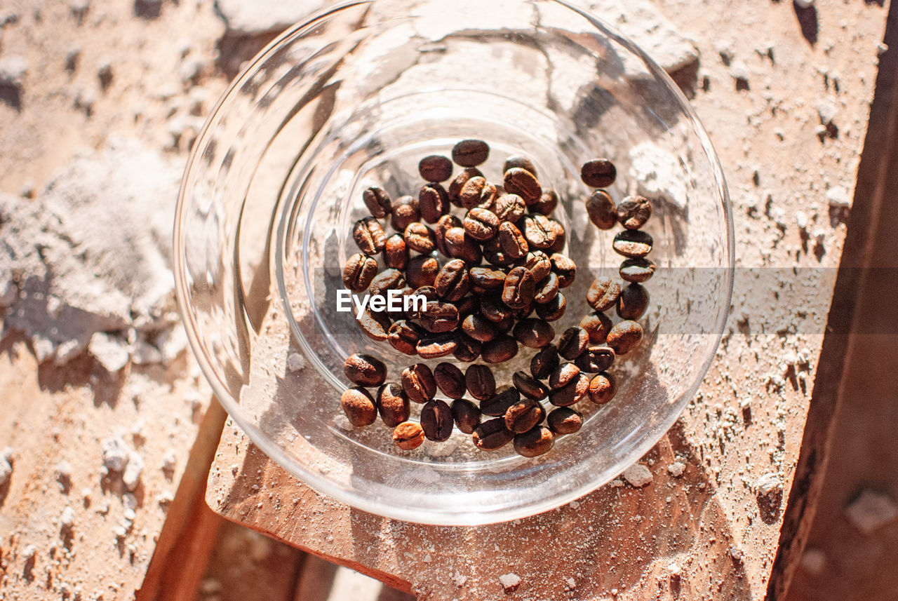 HIGH ANGLE VIEW OF COFFEE CUP ON TABLE