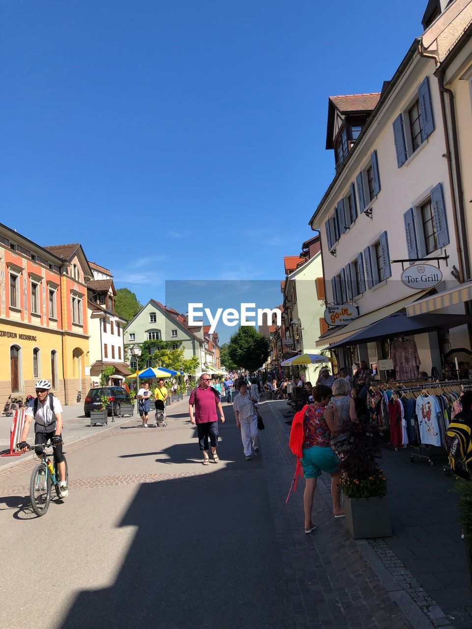 PEOPLE ON STREET BY BUILDINGS IN CITY