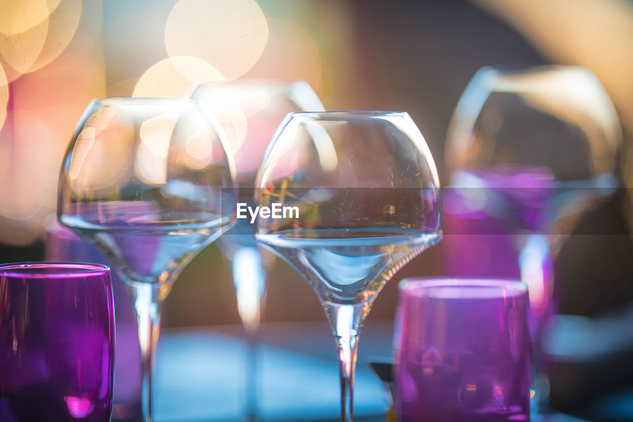 CLOSE-UP OF GLASS OF WINE