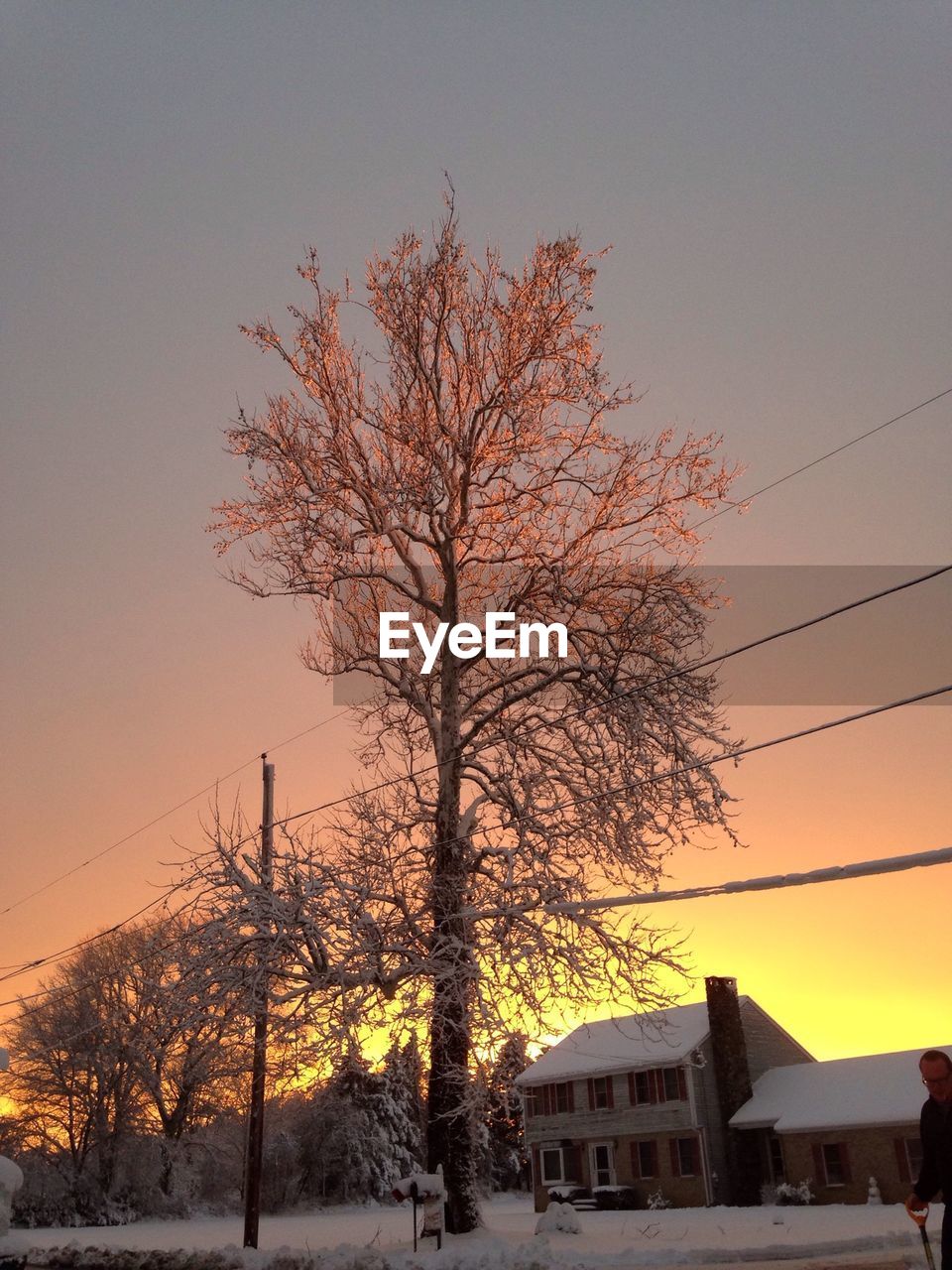 LOW ANGLE VIEW OF BUILDINGS AGAINST SKY AT SUNSET