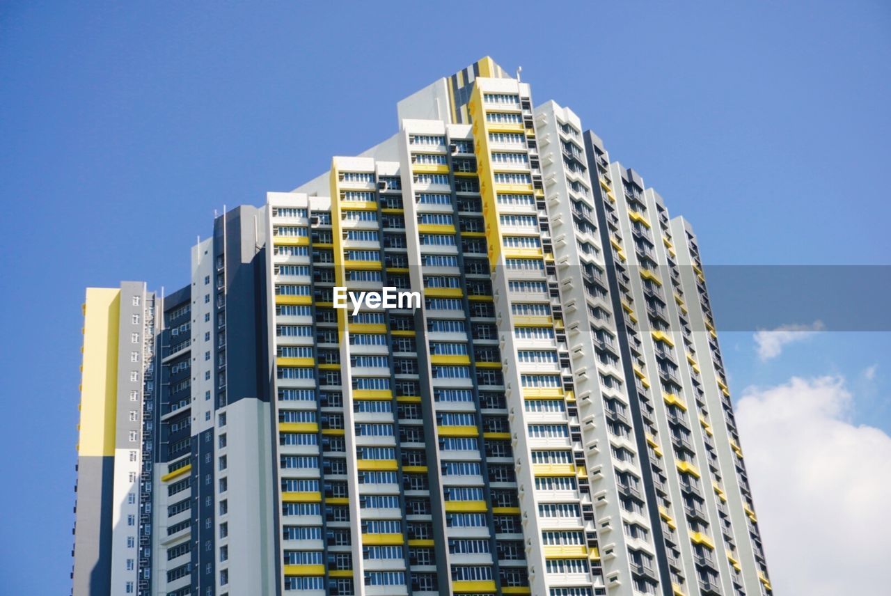 LOW ANGLE VIEW OF MODERN BUILDING AGAINST CLEAR SKY