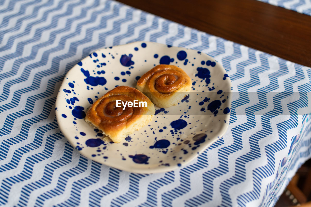 HIGH ANGLE VIEW OF DESSERT ON PLATE