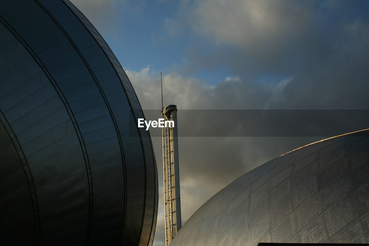 LOW ANGLE VIEW OF MODERN BUILDING AGAINST SKY