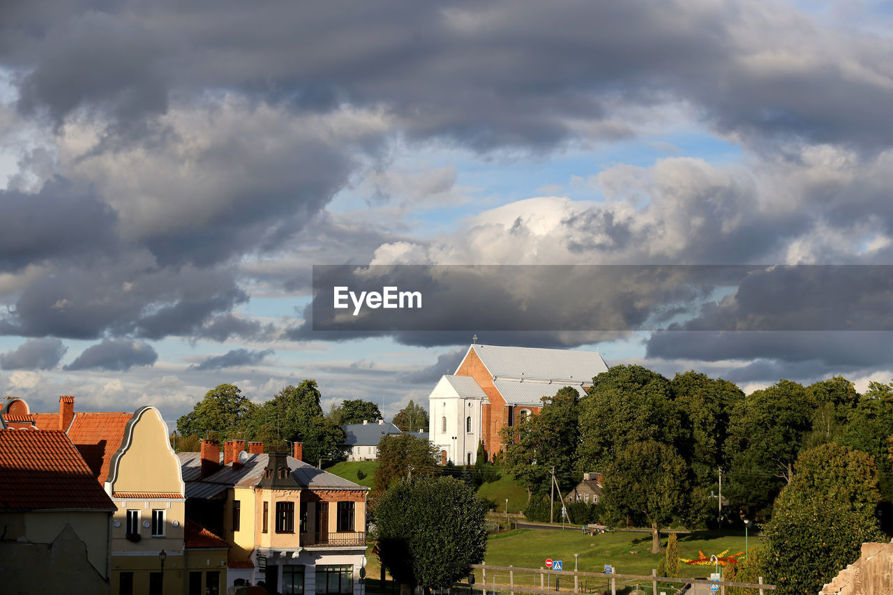 VIEW OF CITYSCAPE AGAINST STORM CLOUDS