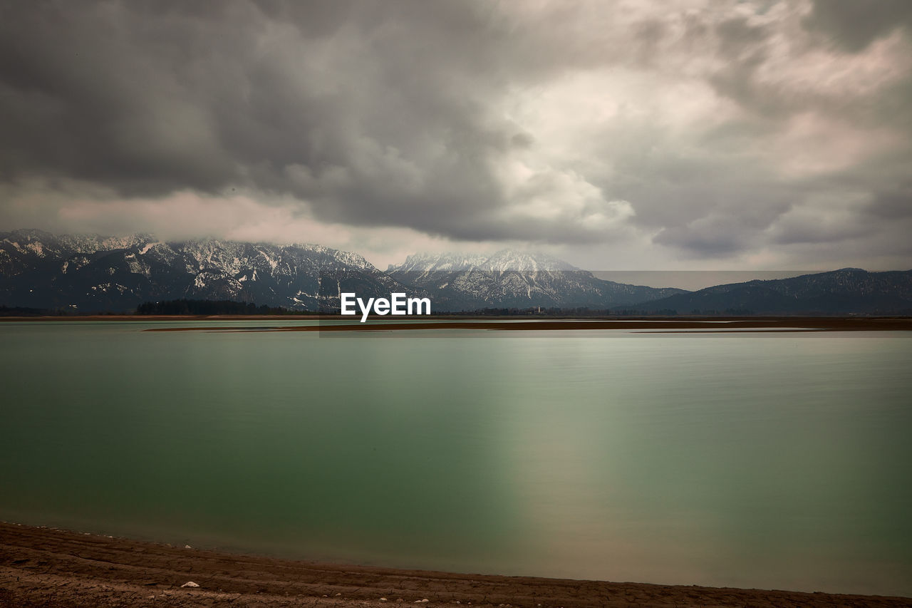 SCENIC VIEW OF LAKE AND MOUNTAIN AGAINST SKY