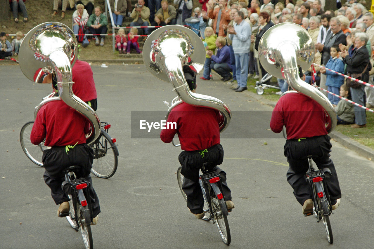 HIGH ANGLE VIEW OF PEOPLE PLAYING AT CONCERT