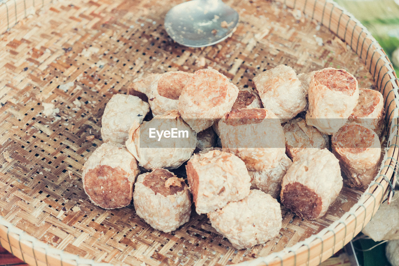 HIGH ANGLE VIEW OF CAKE IN BASKET WITH WICKER