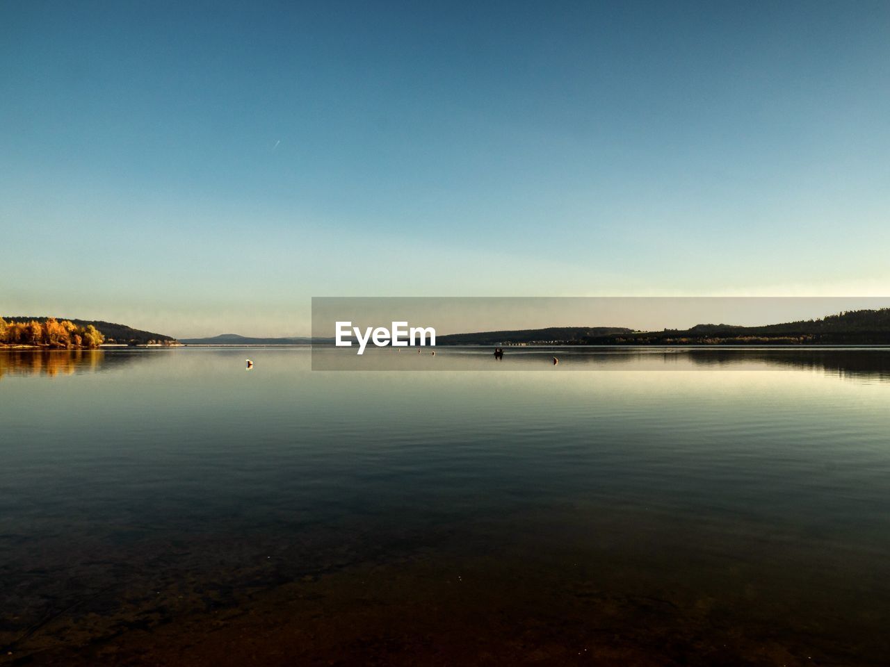 SCENIC VIEW OF LAKE AGAINST CLEAR BLUE SKY