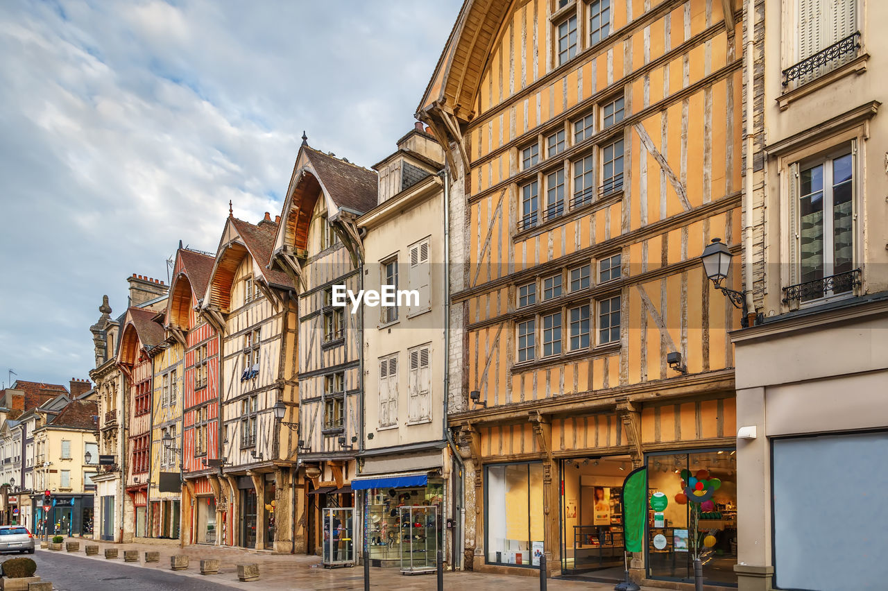 LOW ANGLE VIEW OF BUILDINGS IN CITY