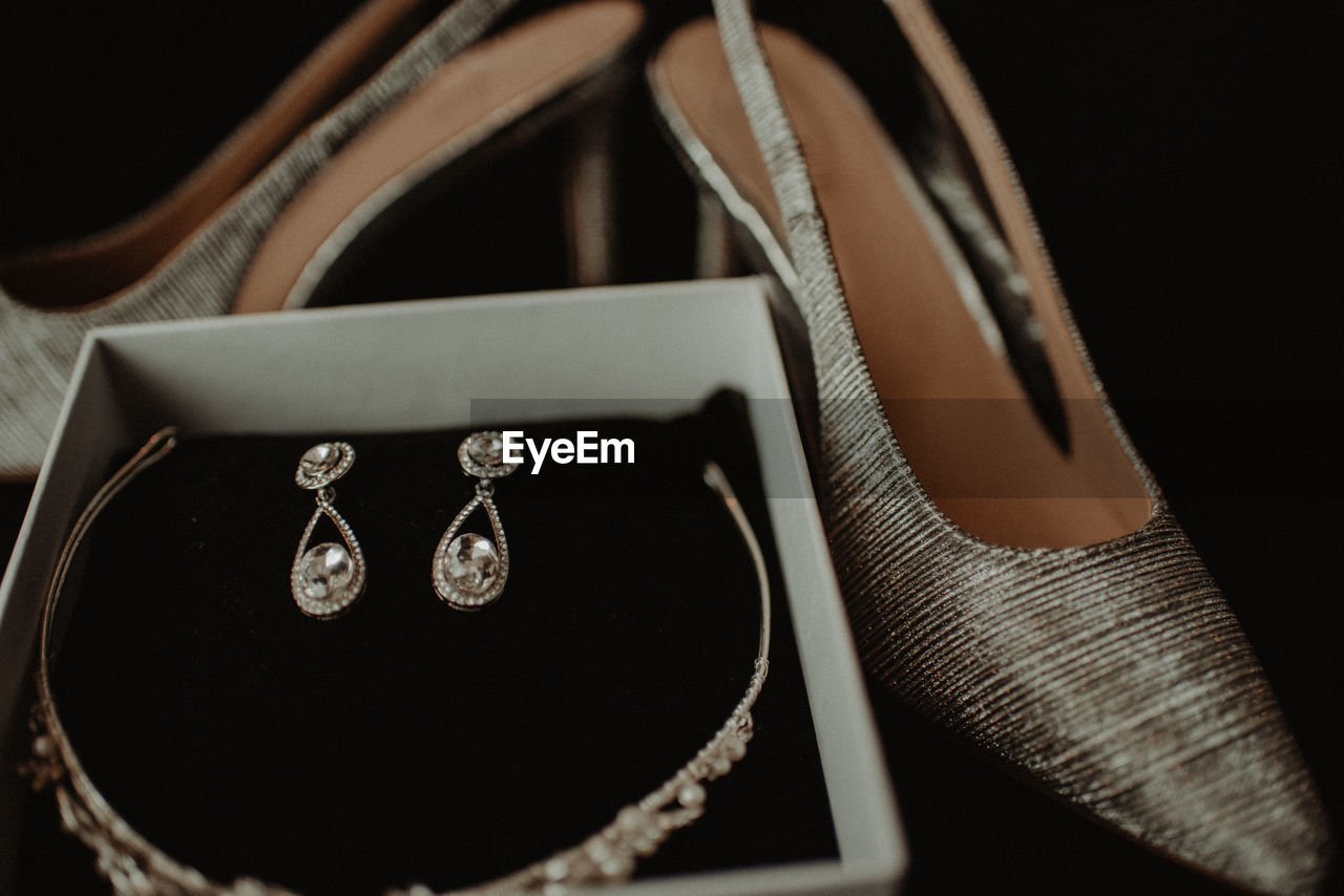 HIGH ANGLE VIEW OF WEDDING RINGS ON THE TABLE