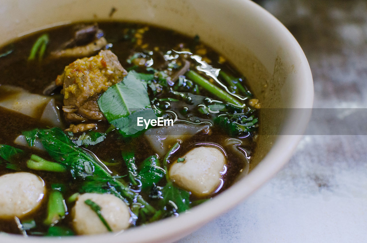 HIGH ANGLE VIEW OF SOUP IN BOWL ON TABLE