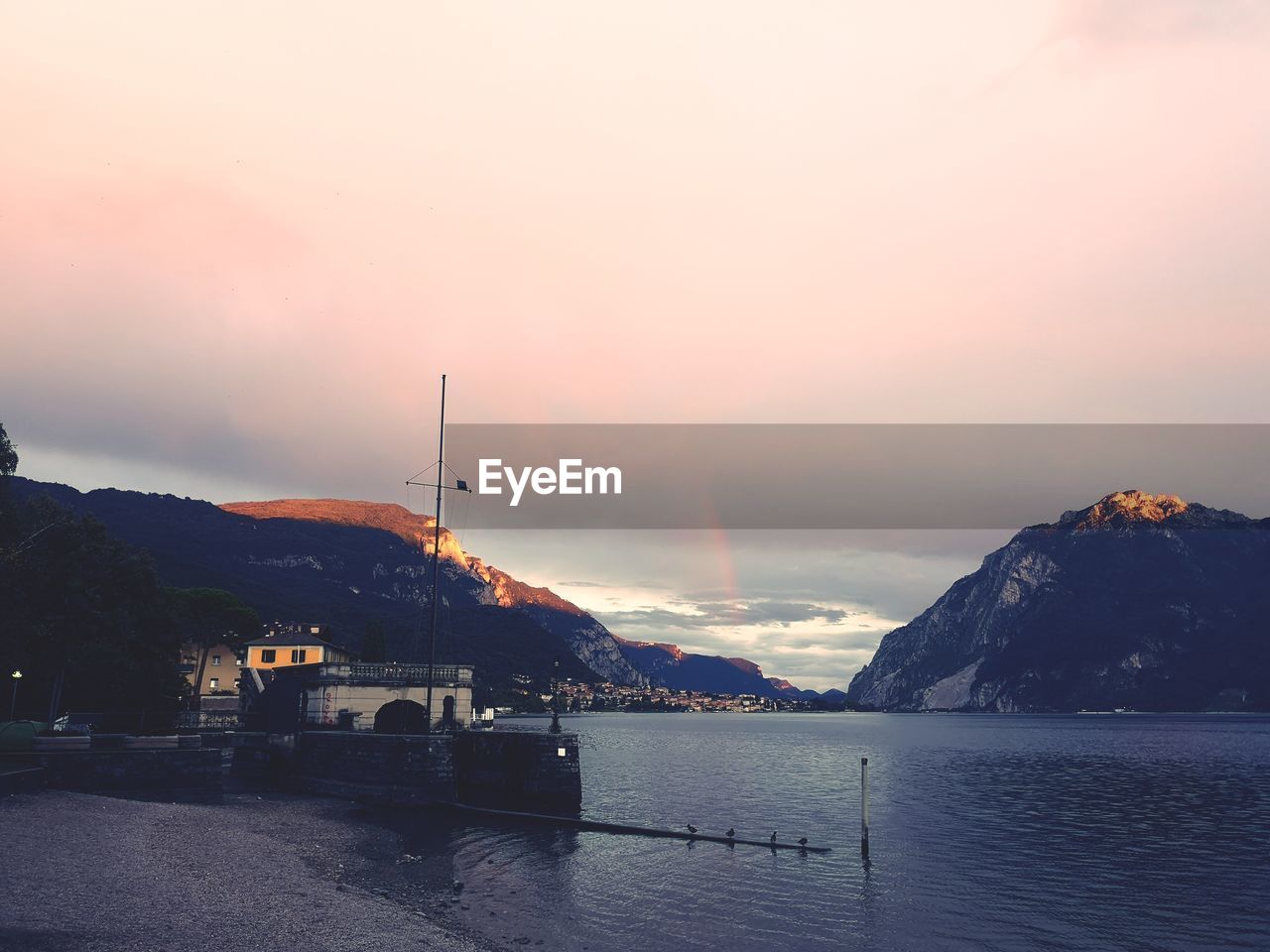 SCENIC VIEW OF LAKE BY MOUNTAINS AGAINST SKY