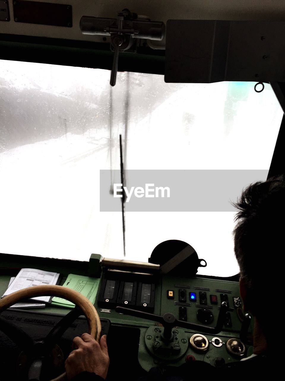 CROPPED IMAGE OF WOMAN DRIVING CAR