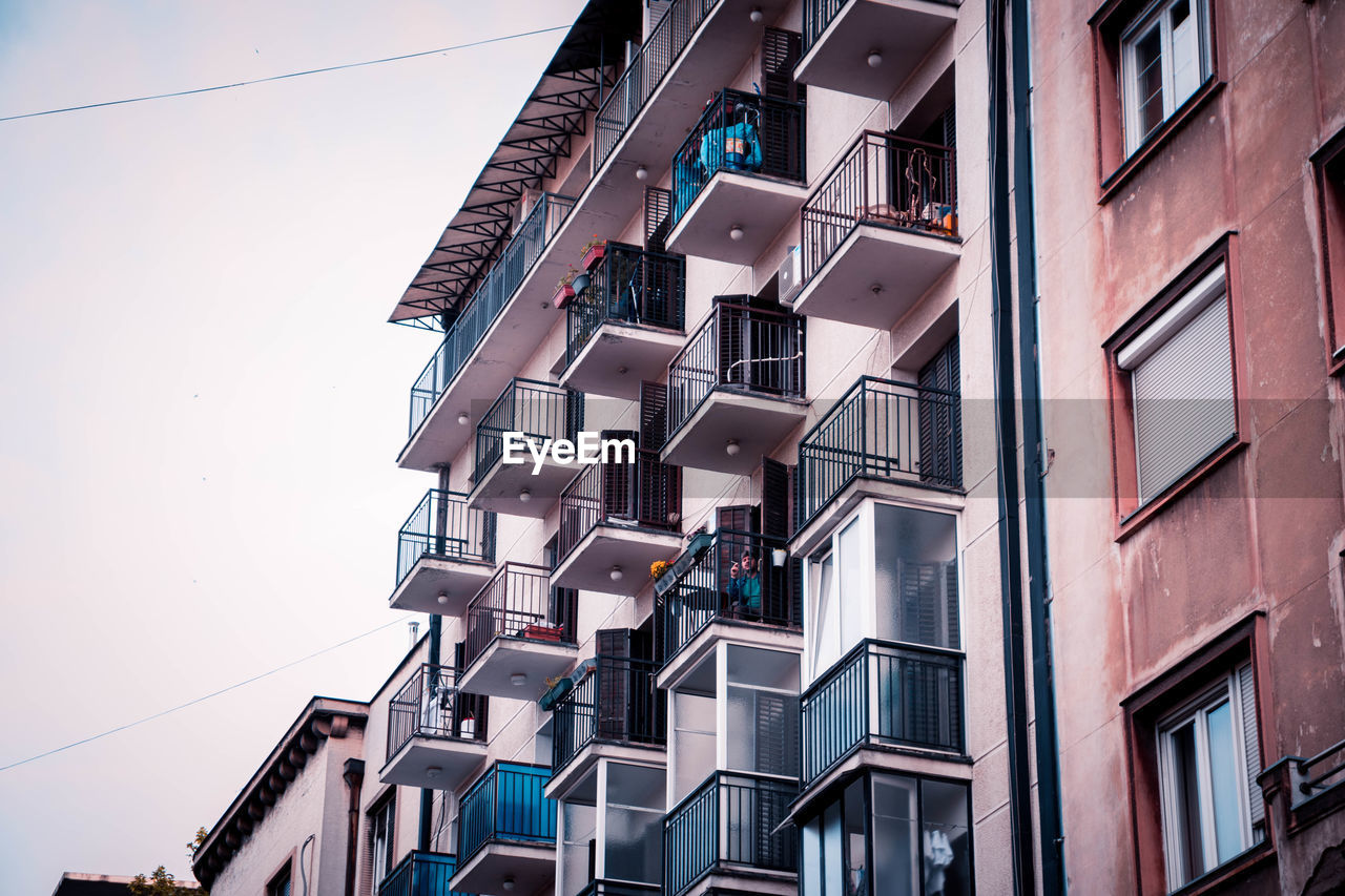 LOW ANGLE VIEW OF BUILDINGS AGAINST SKY