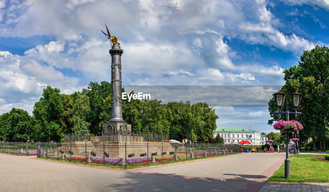 VIEW OF MONUMENT IN CITY AGAINST SKY