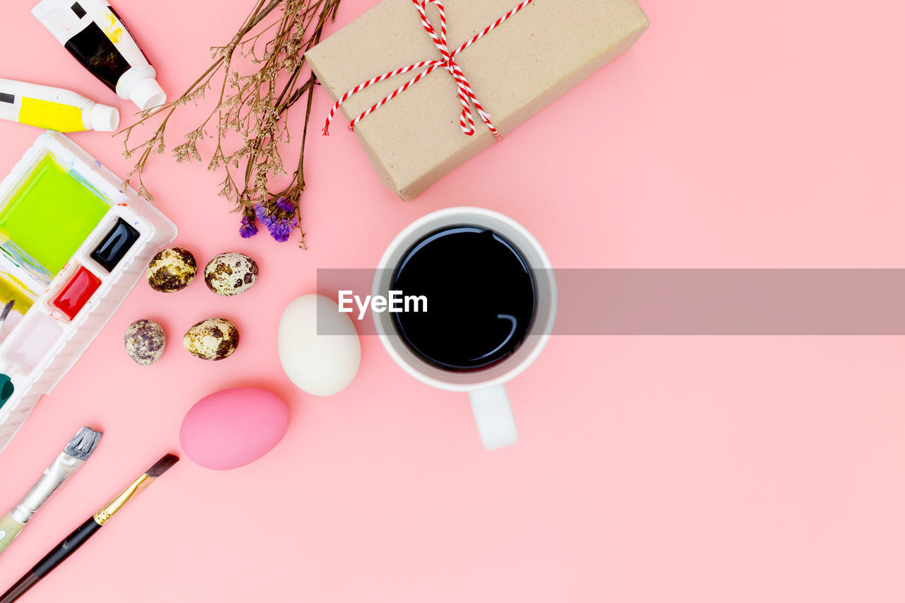 HIGH ANGLE VIEW OF COFFEE CUP ON TABLE AGAINST BLACK BACKGROUND