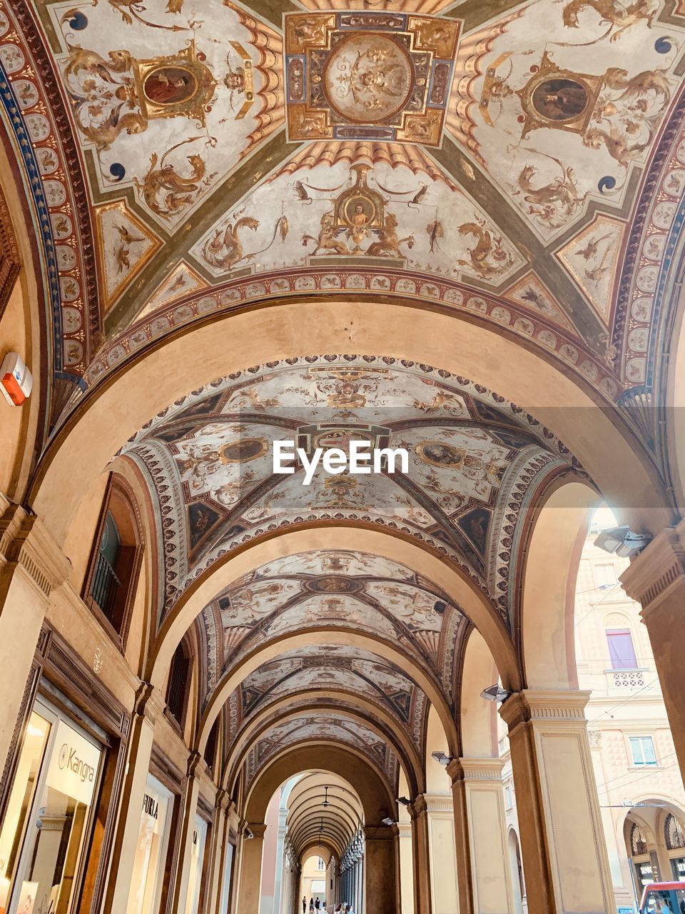 LOW ANGLE VIEW OF ORNATE CEILING IN BUILDING