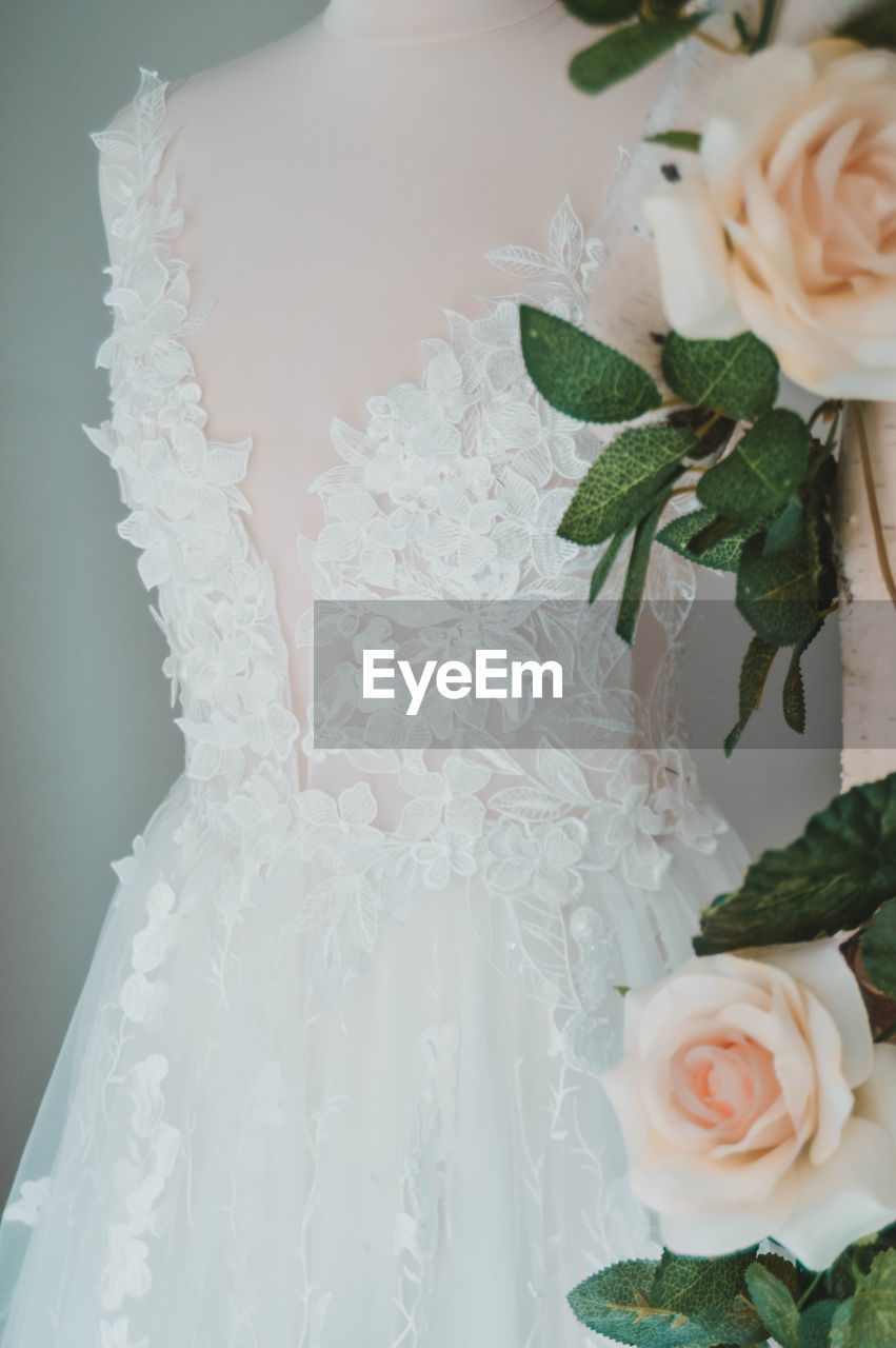 CLOSE-UP OF WHITE ROSE BOUQUET WITH ROSES