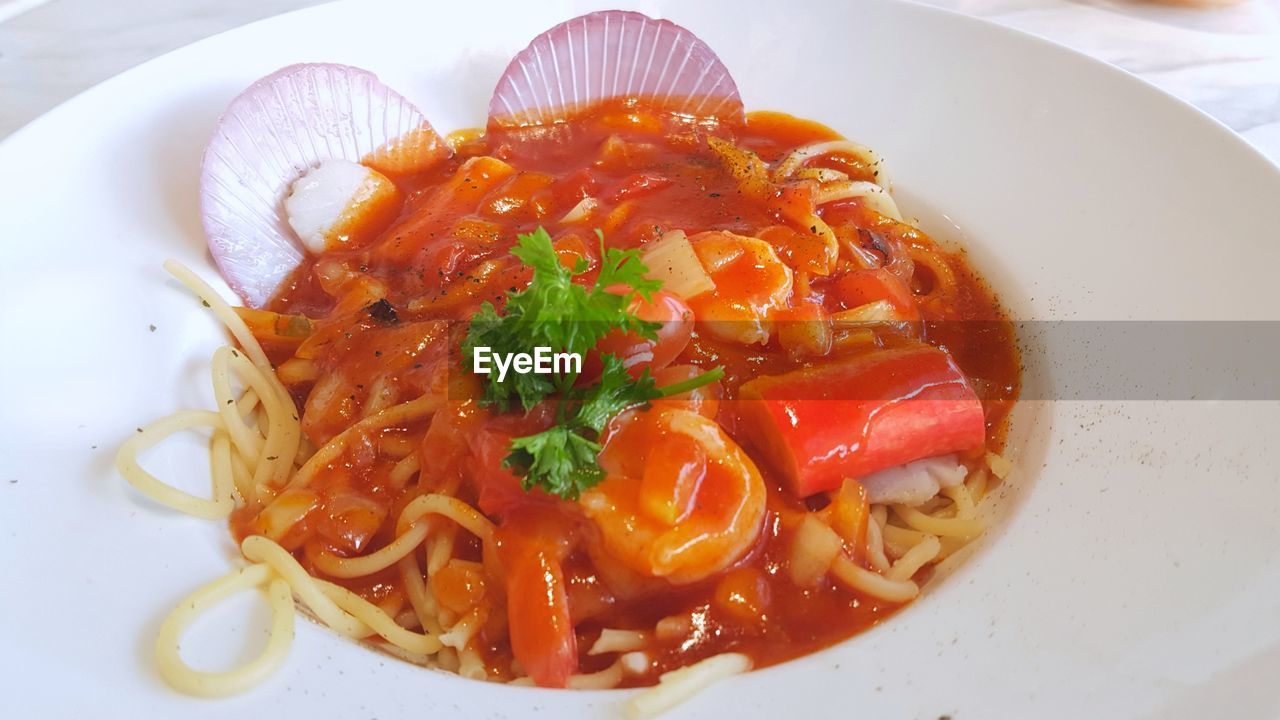 CLOSE-UP OF PASTA WITH SALAD IN BOWL