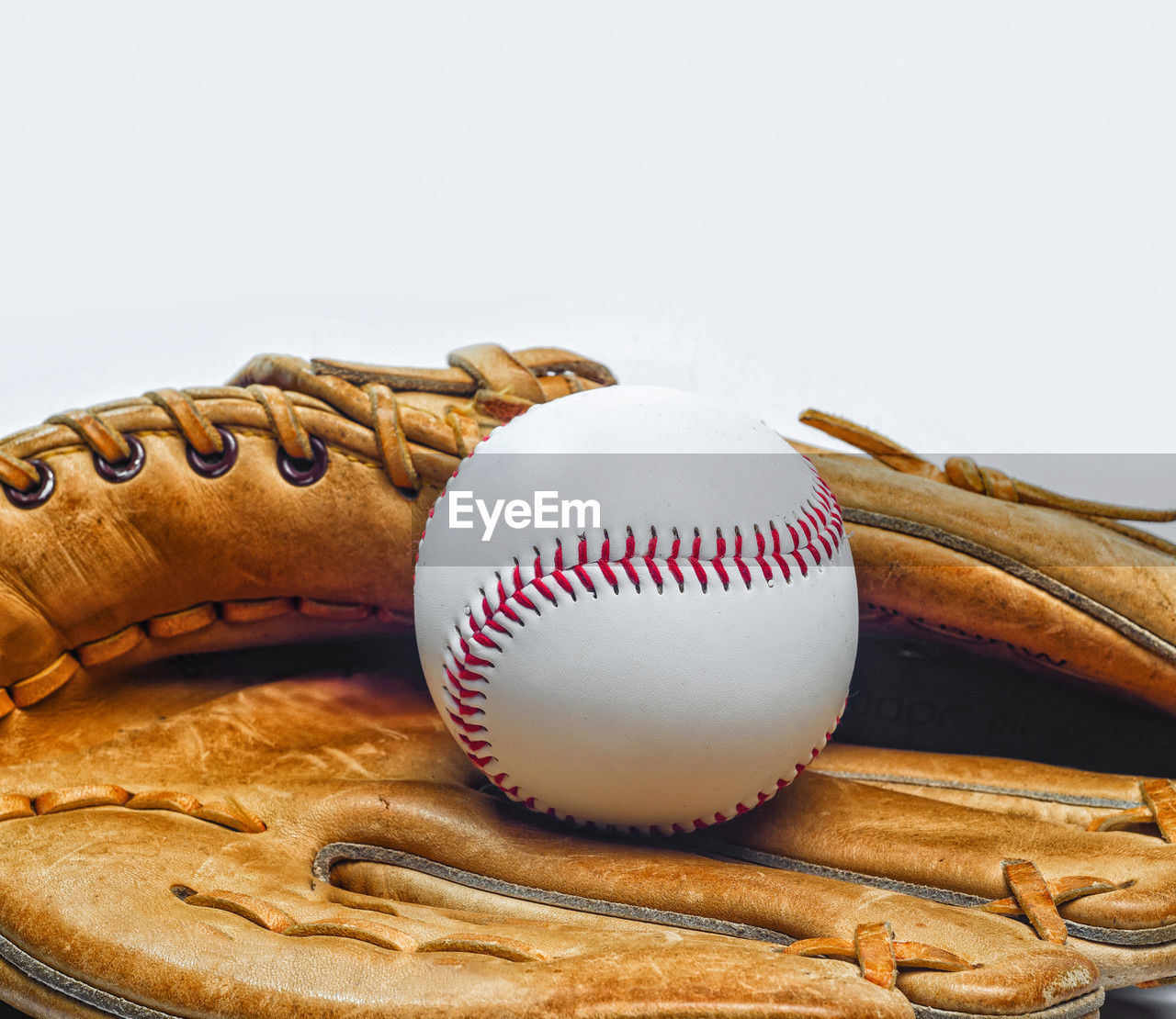 baseball, baseball glove, baseball - ball, glove, sports gear, sports, sports equipment, ball, baseball bat, fashion accessory, white background, personal protective equipment, studio shot, team sport, no people, cut out, copy space