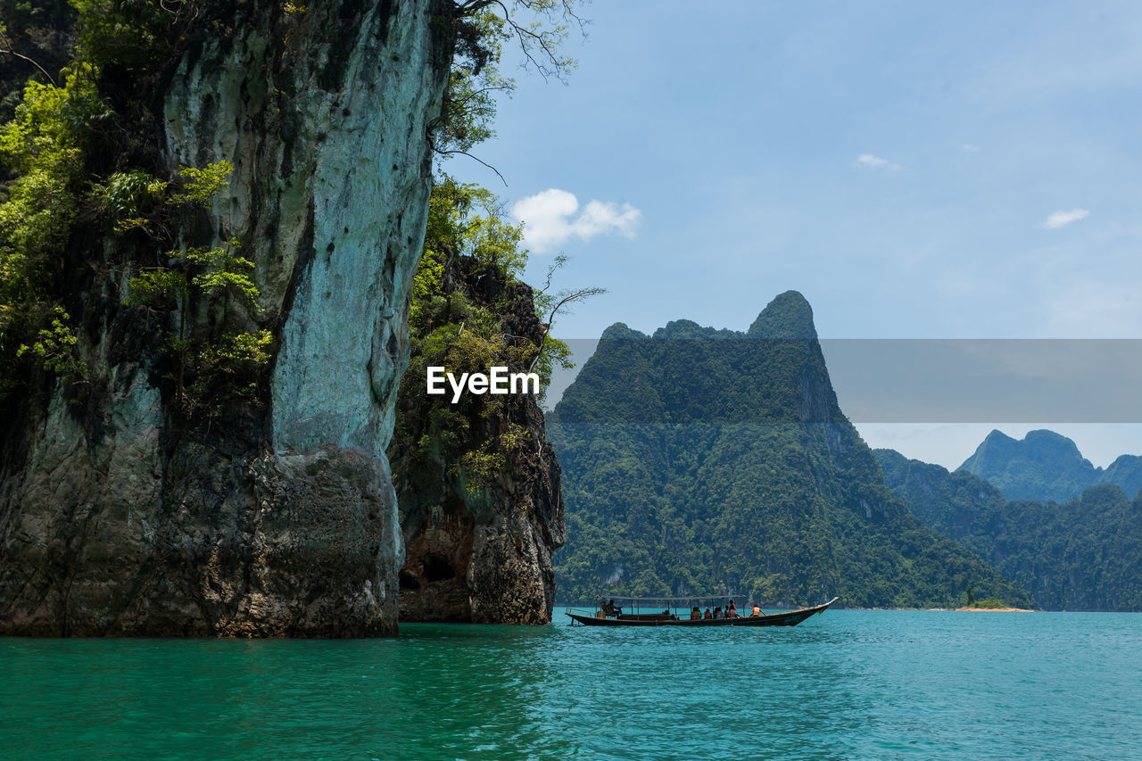 Ratchaprapa dam in khao sok national park, thailand. beautiful panorama view of mountain and lake