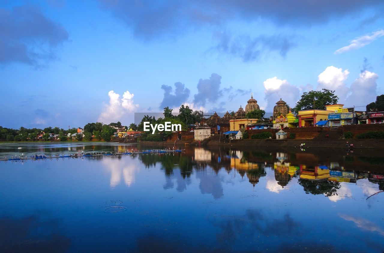 PANORAMIC VIEW OF LAKE BY BUILDINGS AGAINST SKY