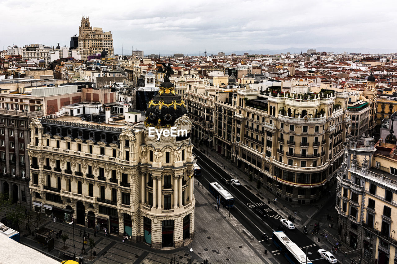 HIGH ANGLE VIEW OF CITY STREET AGAINST BUILDINGS