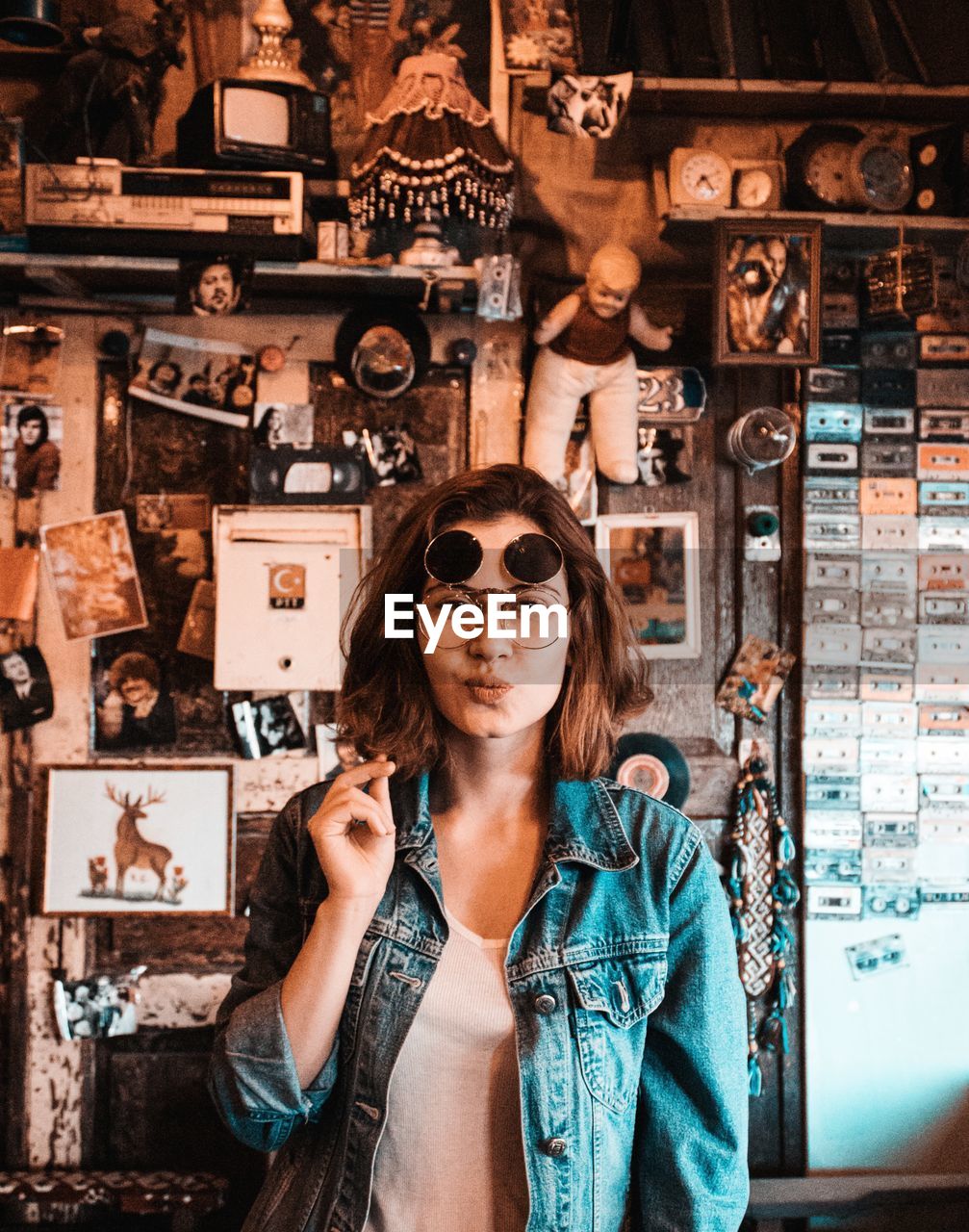 PORTRAIT OF A SMILING YOUNG WOMAN IN STORE