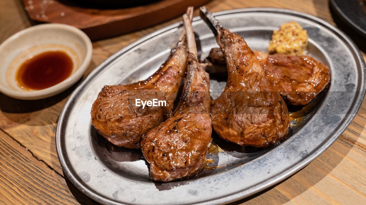 HIGH ANGLE VIEW OF FOOD IN PLATE