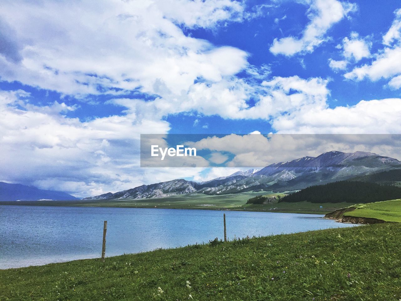 SCENIC VIEW OF LAKE BY MOUNTAIN AGAINST SKY
