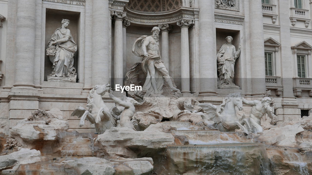 VIEW OF STATUE OF HISTORIC BUILDING