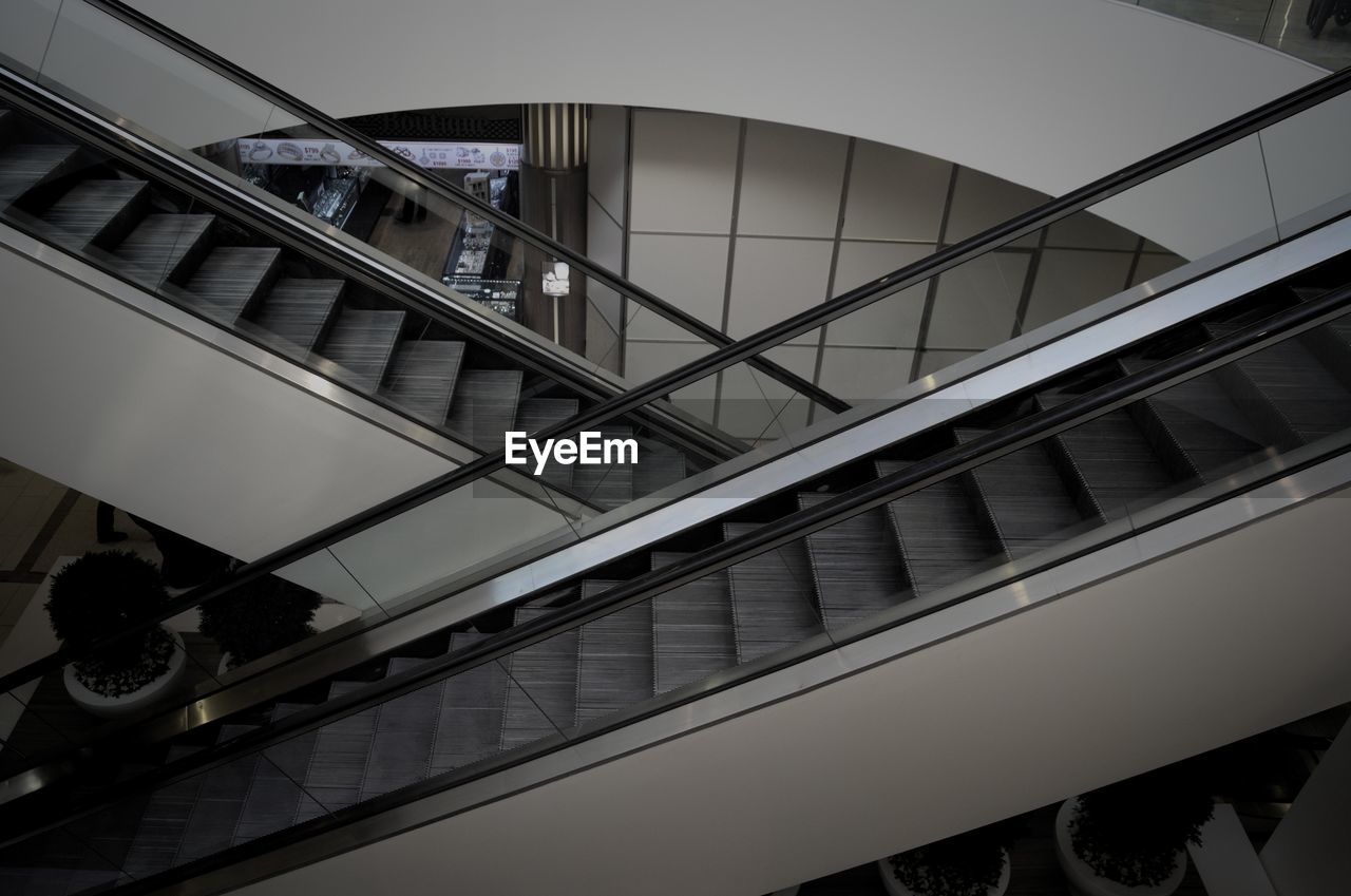 LOW ANGLE VIEW OF STAIRCASE IN MODERN BUILDING