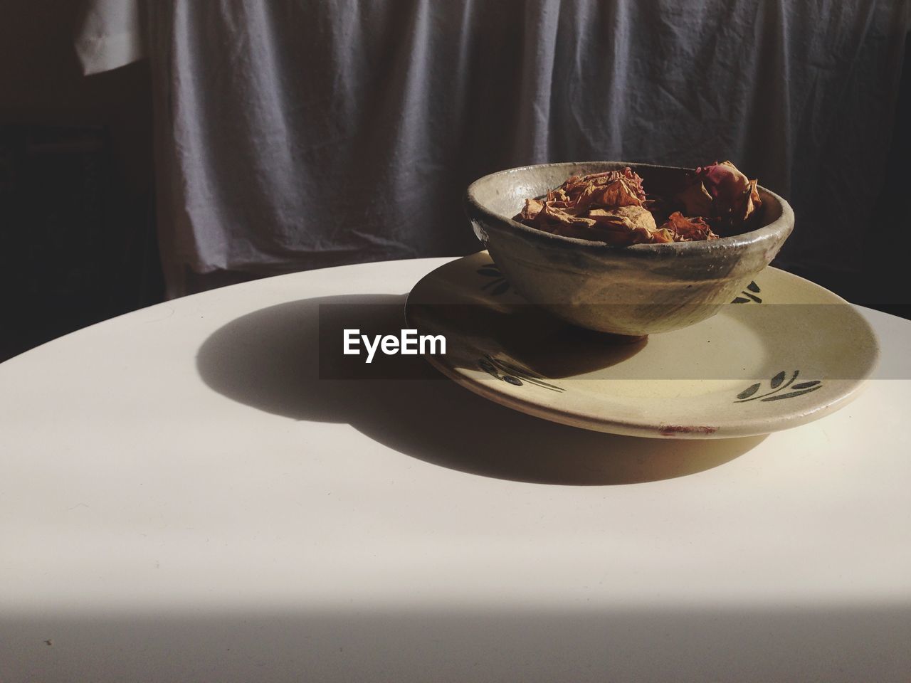 HIGH ANGLE VIEW OF DESSERT IN BOWL ON TABLE