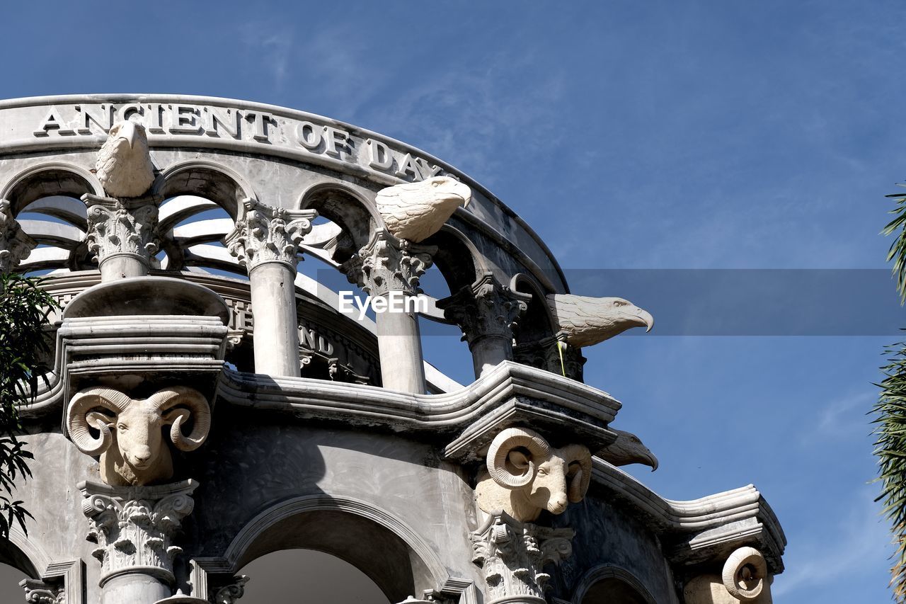 LOW ANGLE VIEW OF STATUE AGAINST SKY