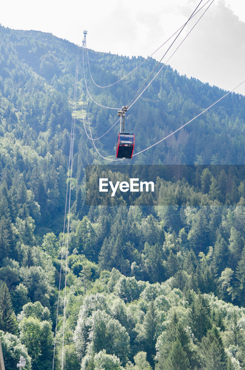 HIGH ANGLE VIEW OF OVERHEAD CABLE CAR AGAINST MOUNTAIN