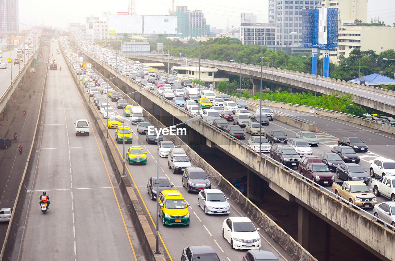 HIGH ANGLE VIEW OF TRAFFIC ON STREET IN CITY