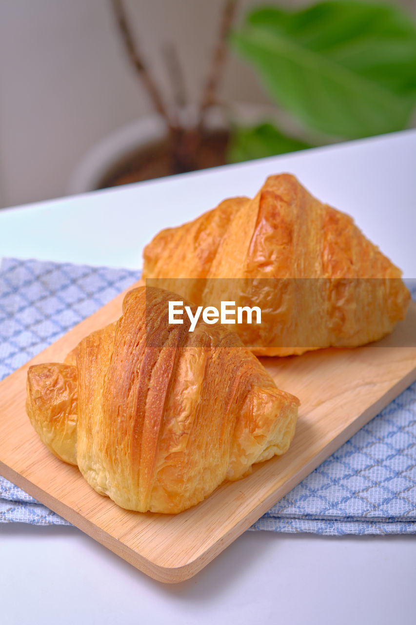 HIGH ANGLE VIEW OF BREAKFAST ON PLATE