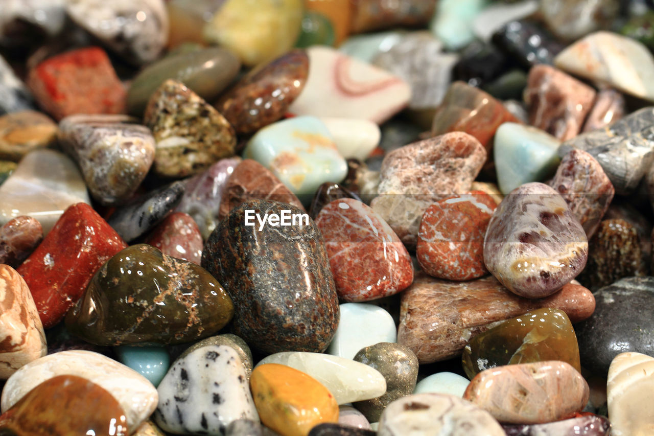 FULL FRAME SHOT OF MULTI COLORED PEBBLES