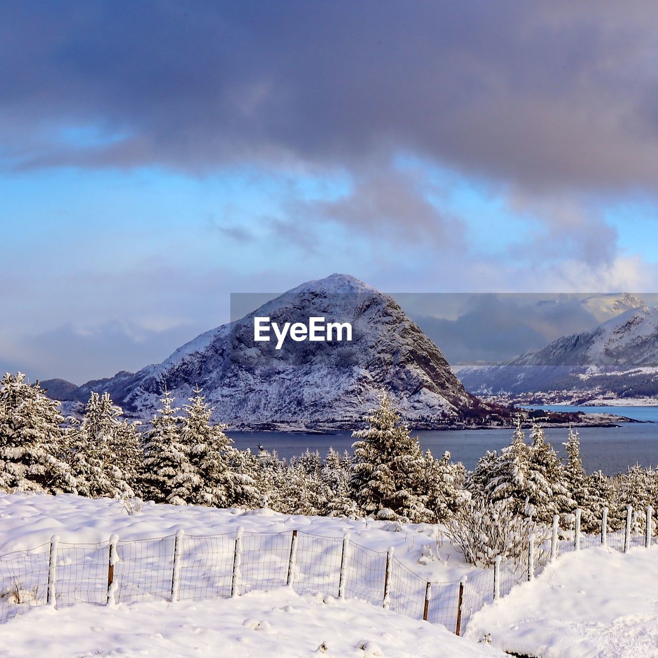 SCENIC VIEW OF SNOW COVERED MOUNTAINS AGAINST SKY