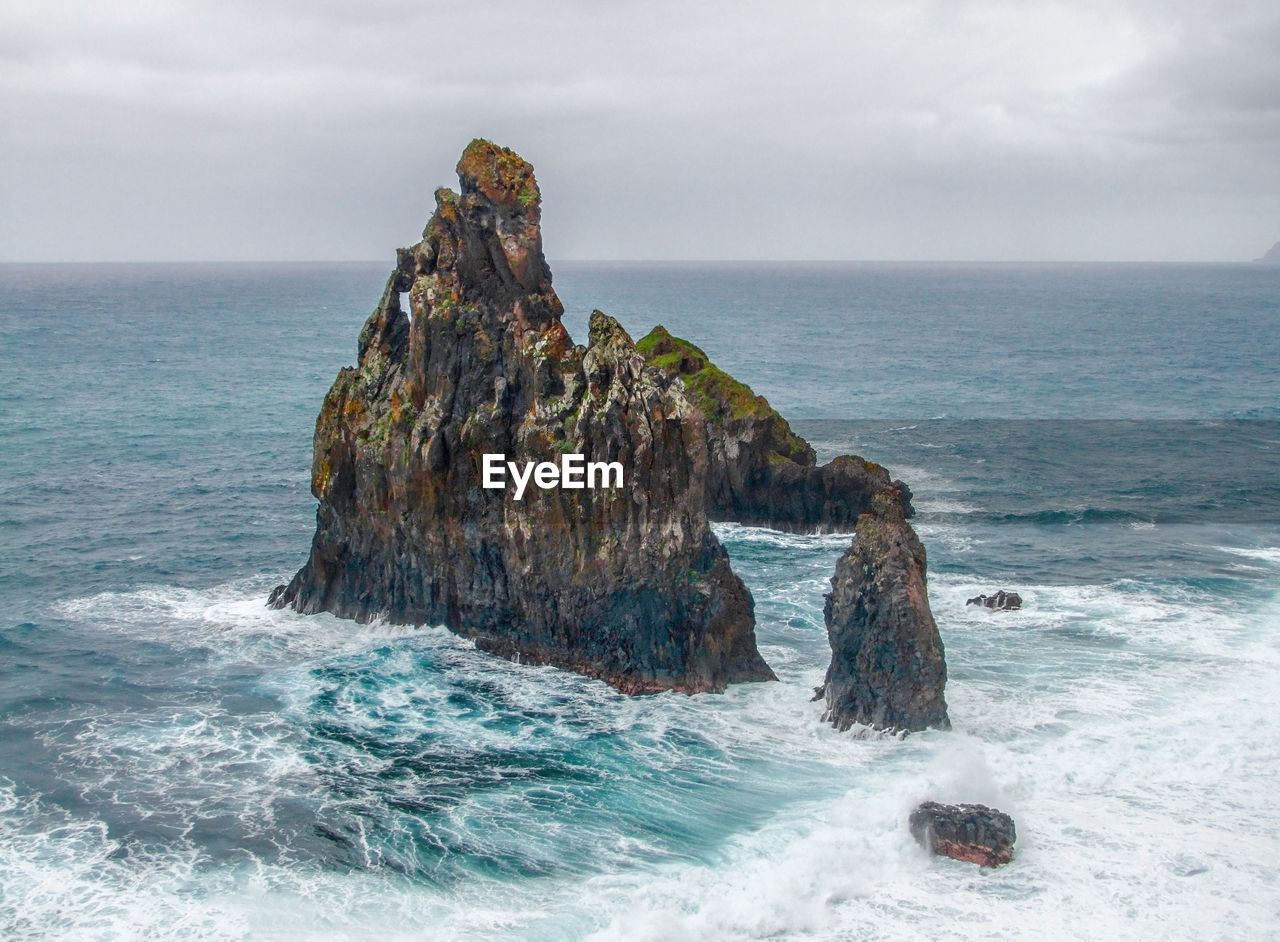 SCENIC VIEW OF ROCK FORMATION IN SEA AGAINST SKY