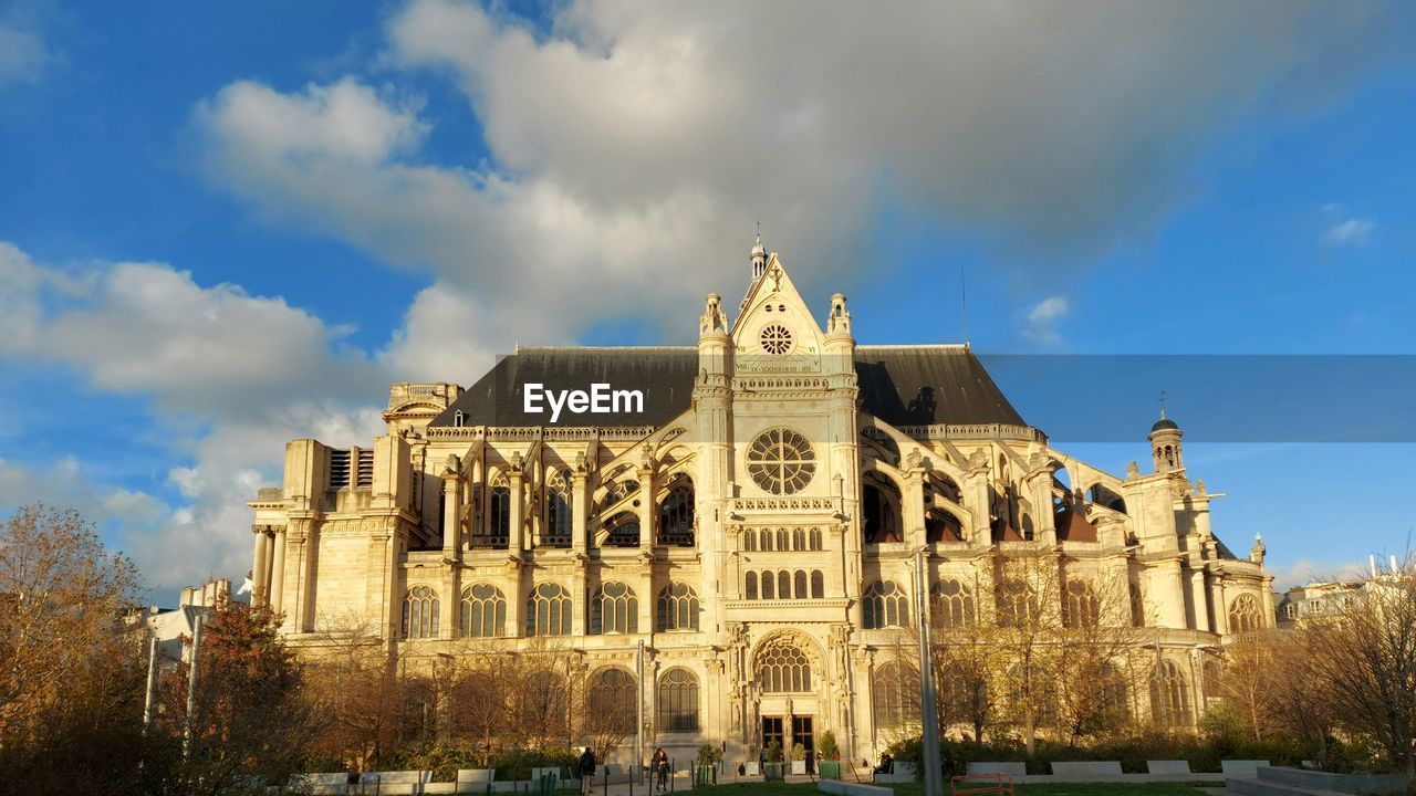 architecture, sky, built structure, building exterior, cloud, travel destinations, landmark, nature, building, château, history, the past, travel, plant, facade, worship, tree, city, stately home, religion, place of worship, blue, tourism, outdoors, no people, estate, day, belief