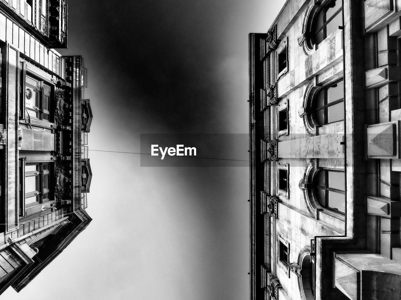 LOW ANGLE VIEW OF BUILDINGS AGAINST SKY