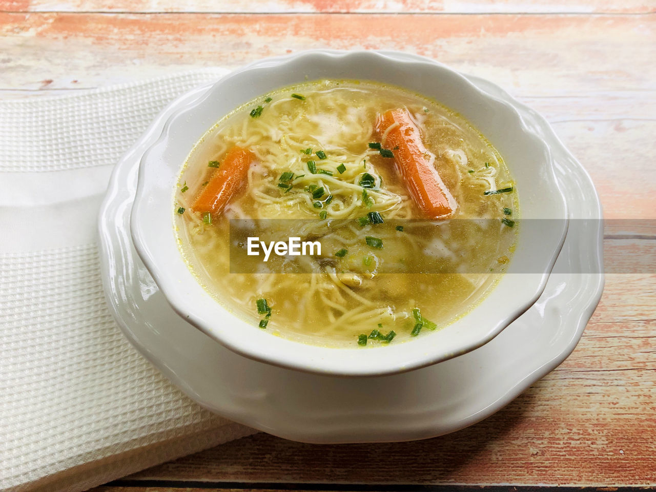 HIGH ANGLE VIEW OF SOUP IN BOWL