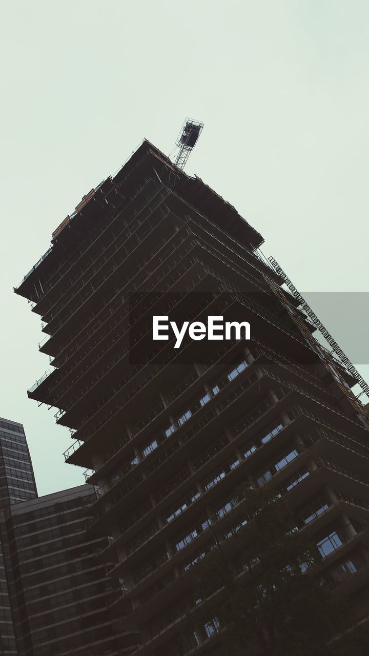 LOW ANGLE VIEW OF MODERN BUILDING AGAINST SKY