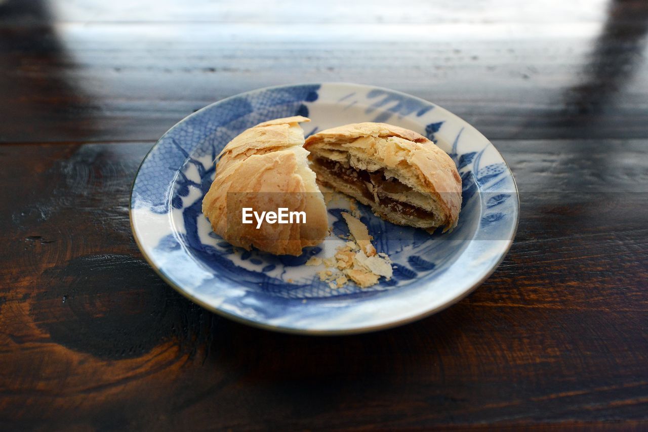 High angle view of beh teh saw served in porcelain plate on table