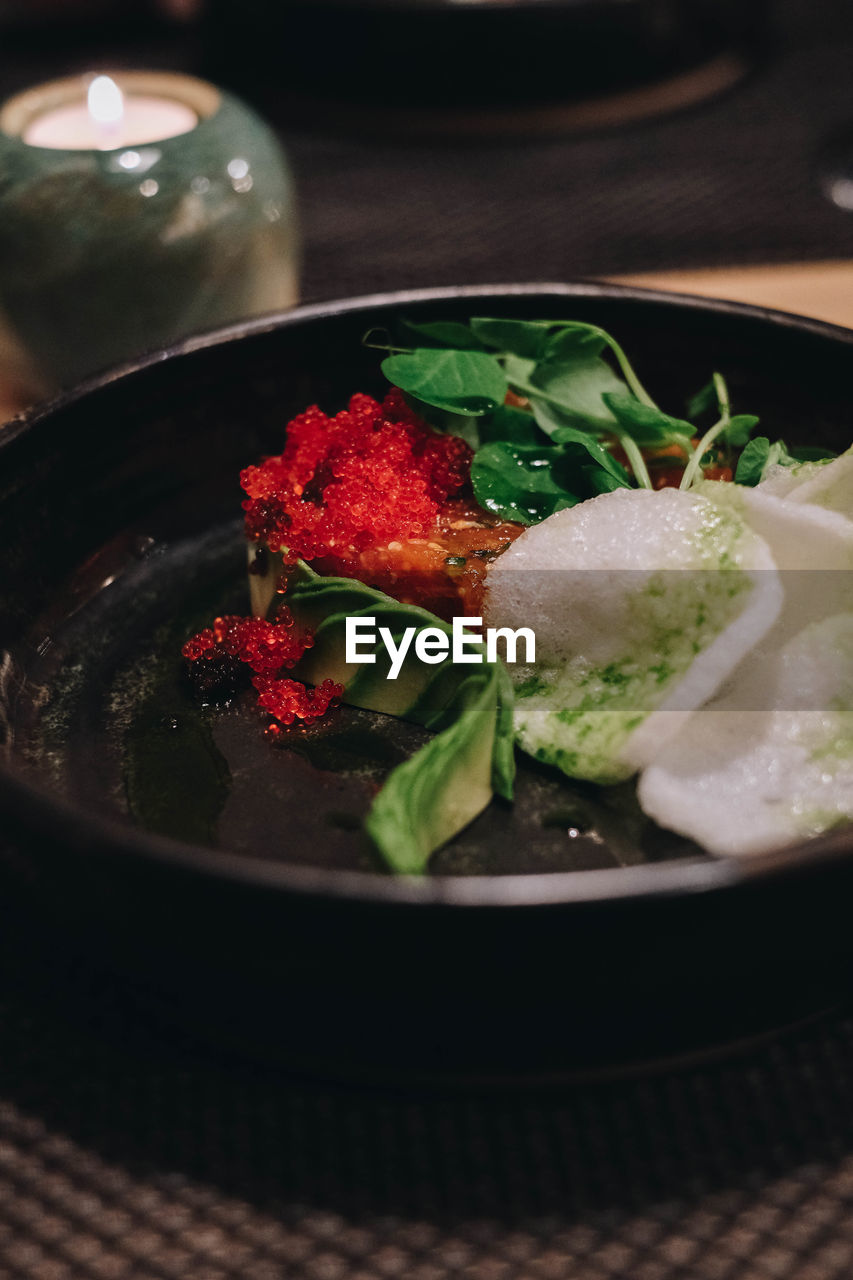 HIGH ANGLE VIEW OF SALAD IN PLATE