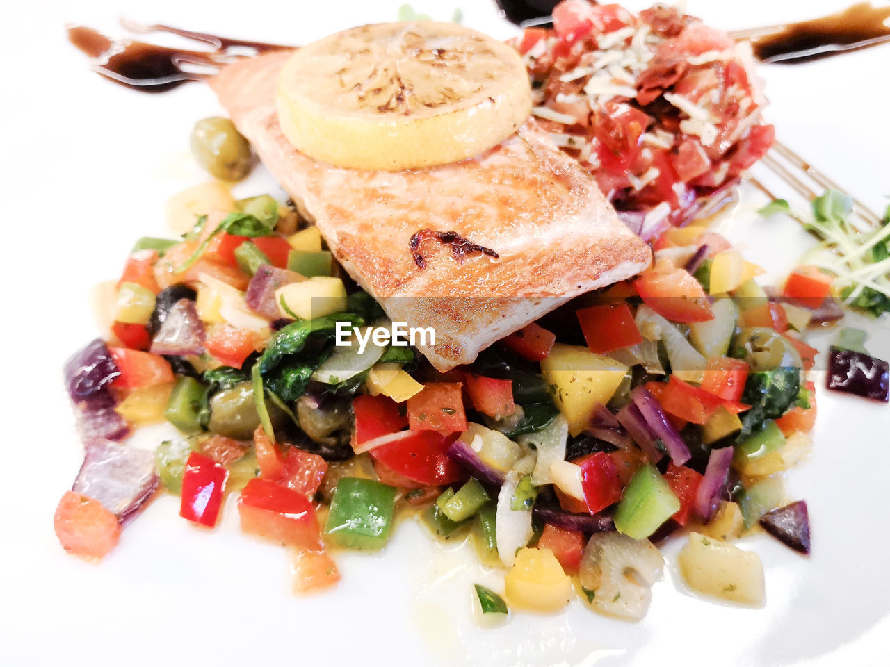 HIGH ANGLE VIEW OF CHOPPED SALAD SERVED IN PLATE