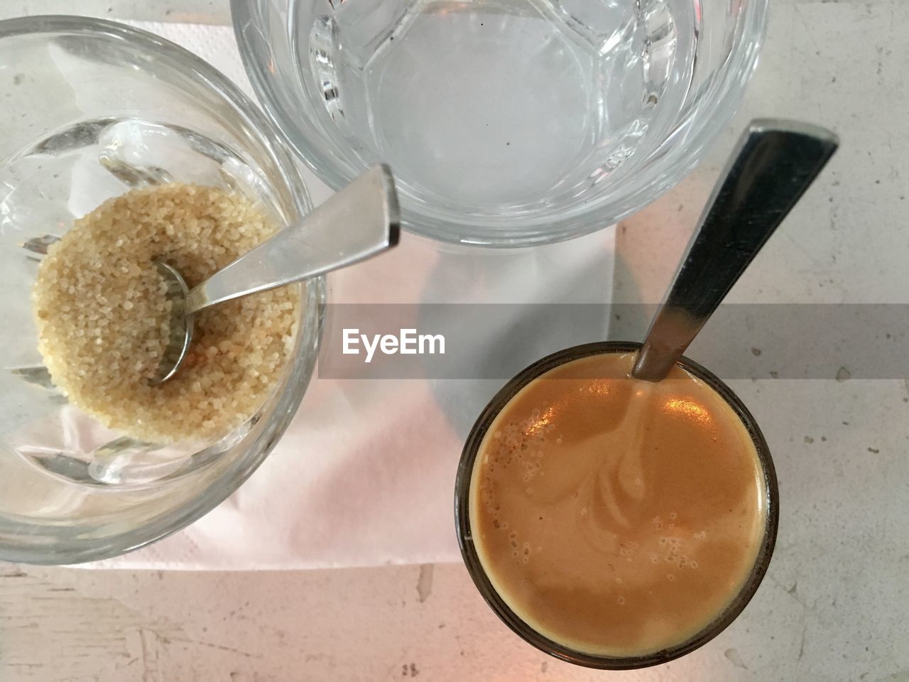 HIGH ANGLE VIEW OF COFFEE IN GLASS