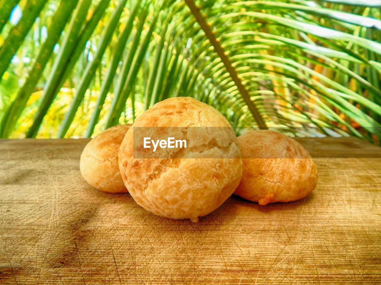 CLOSE-UP OF FRESH ORANGE ON TABLE